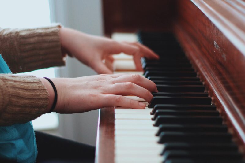 a beginner is learning piano scales