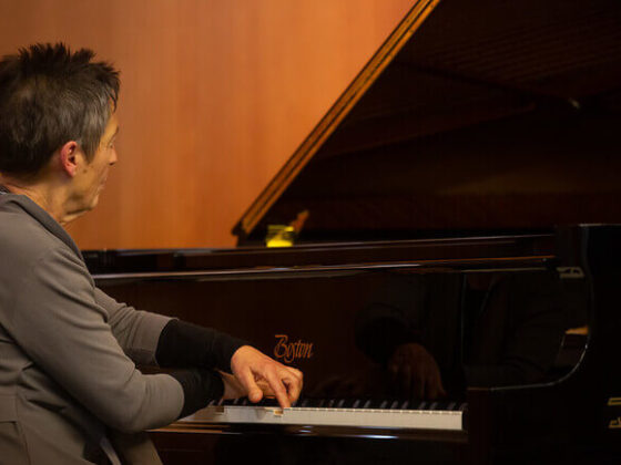 concert pianists with small hands playing the piano