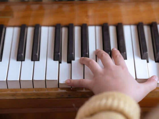 small handed pianist is playing large chords with small hands