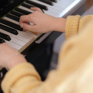 a beginner is playing on a 76 key keyboard